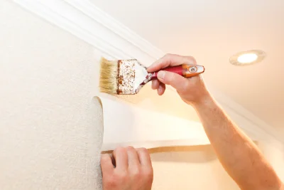 Pose de papier peint à Coulgens — revêtements muraux et toiles de verre